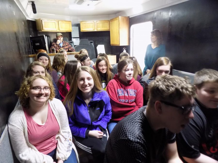 A+group+of+students+who+are+watching+the+simulation.+