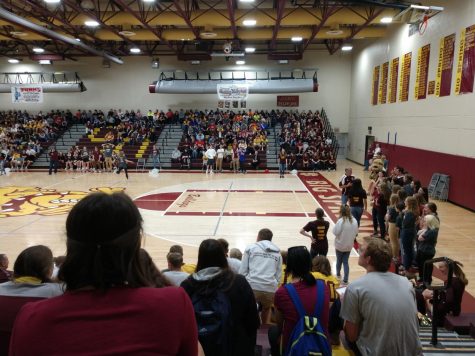 Picture of the sports team balloon popping contest during the Homecoming Fall pep rally.