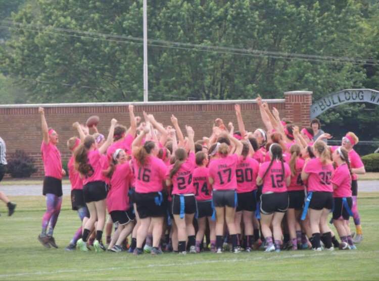 Juniors and seniors get hyped for Powder Puff