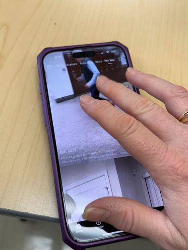  Students scroll on their phones during class. This could affect their ability to focus and learn.
